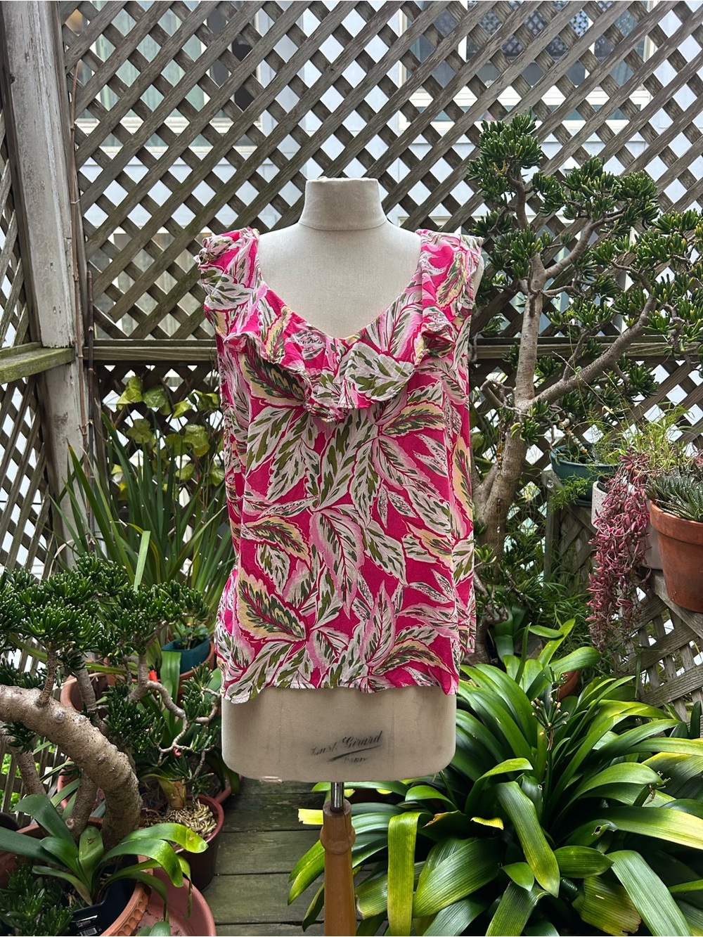 LOFT Pink/Green Leaf-Print Ruffle Neck Sleeveless Top. Size Medium. EUC
